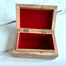 Load image into Gallery viewer, 5.5 x 3.7 inches Medium Sized Rectangle Handmade Mosaic Box