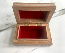 Load image into Gallery viewer, 5.0 x 3.0 inches Rectangle Handmade Mosaic Box